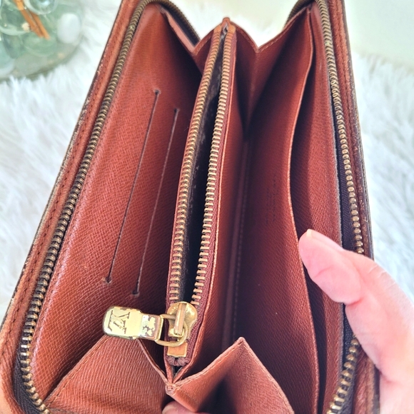 Louis Vuitton Zipper Wallet - Picture 16 of 16